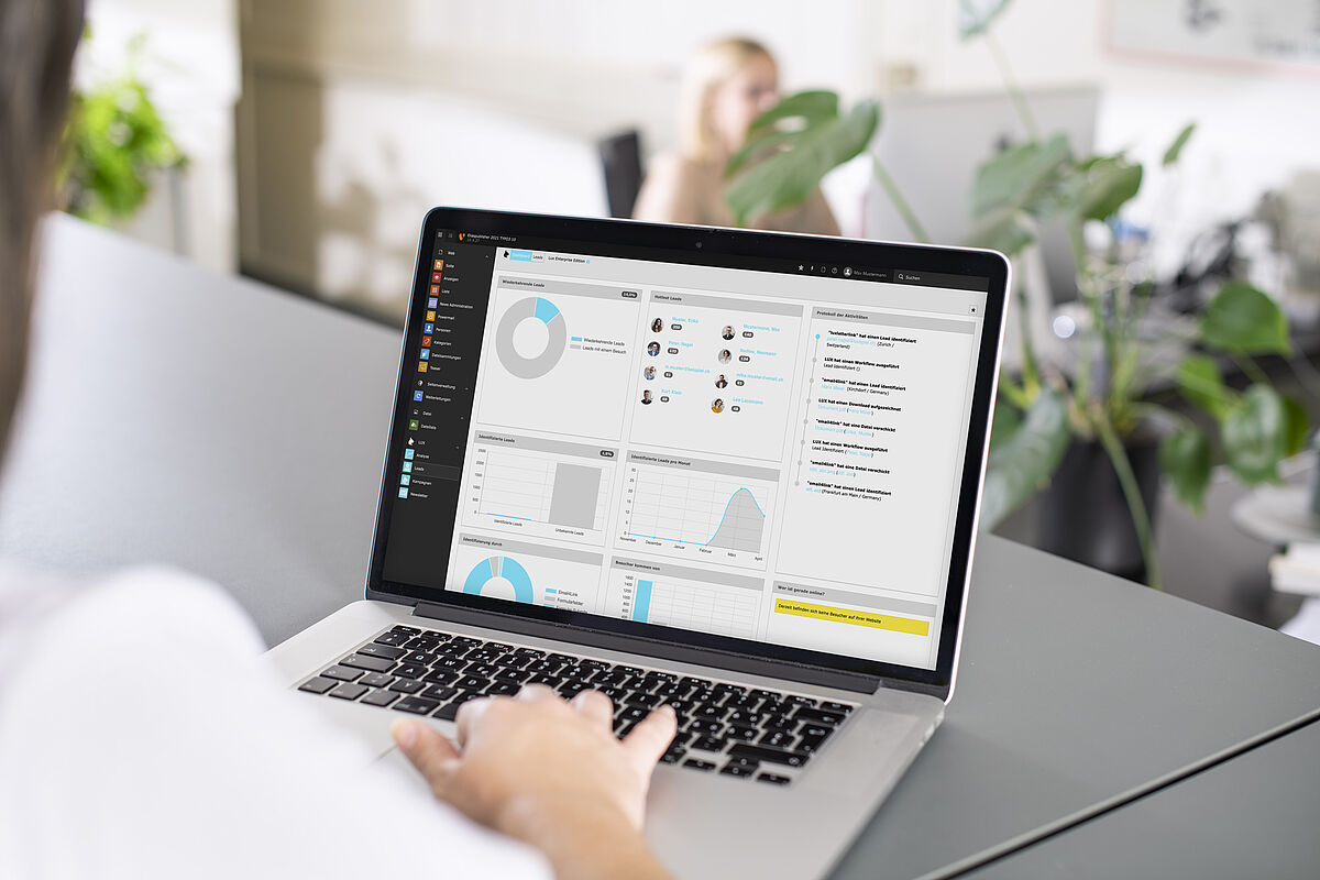 Mensch an Desktop am arbeiten