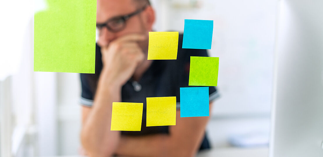 Projektleiter einer Agentur am Brainstormen für eine neue Idee für einen Blogartikel