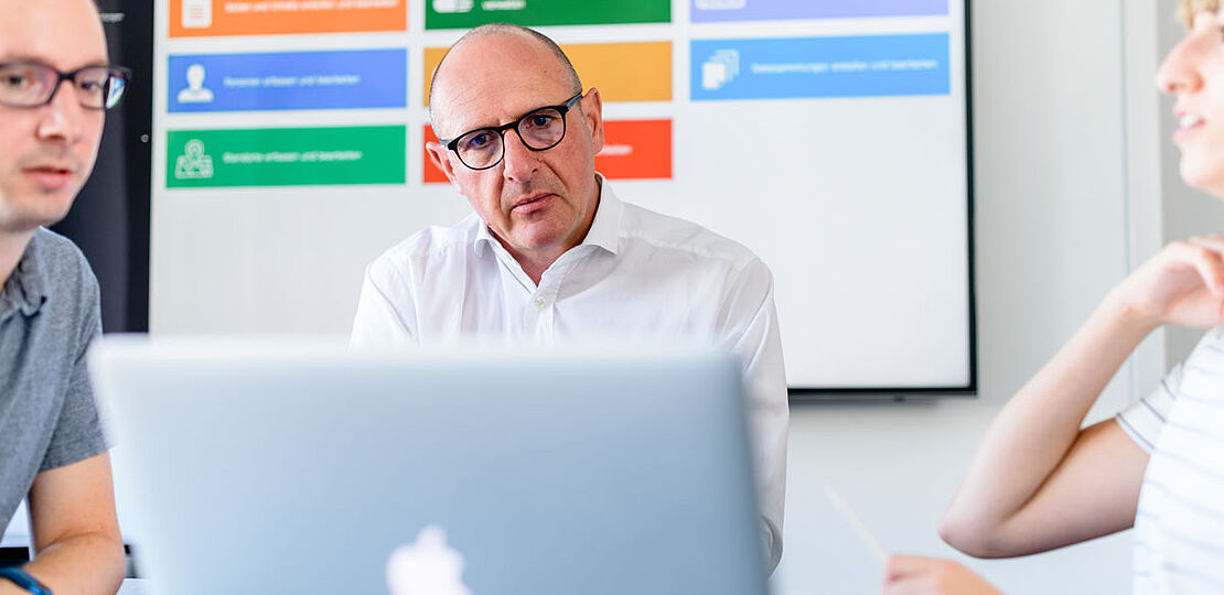 Drei Projektleiter einer Webagentur besprechen ein Marketingkonzept