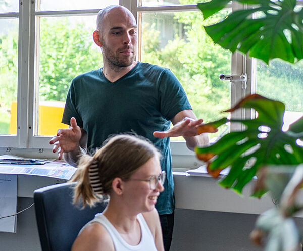 Michael und Vivien bei der Arbeit am Laptop