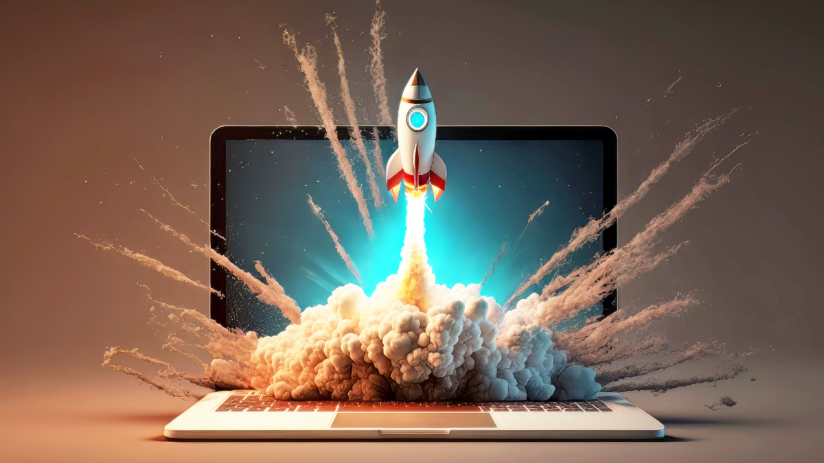 Laptop mit einer darauf startenden Rakete
