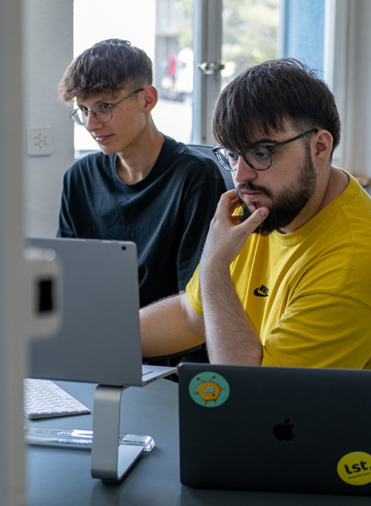 Kain und Emanuell bei der Arbeit am Laptop