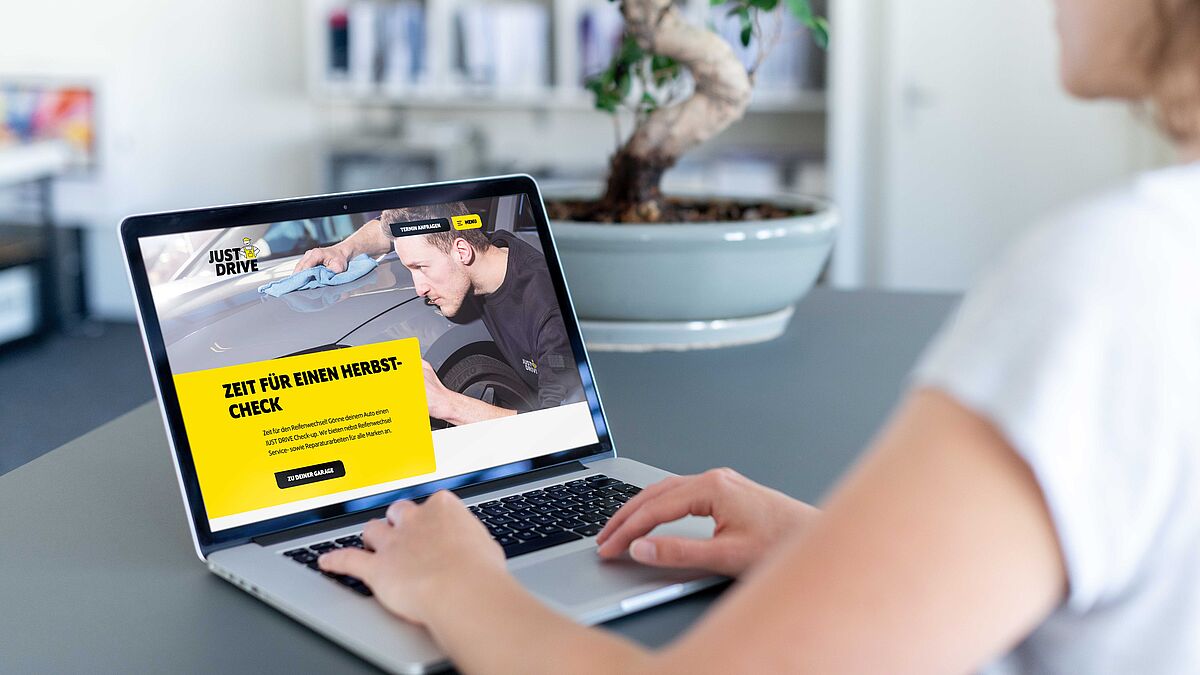 Ansicht der JUST-DRIVE Website auf einem Macbook