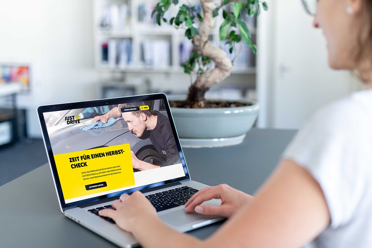 Frau vor Screen mit JUST DRIVE Website