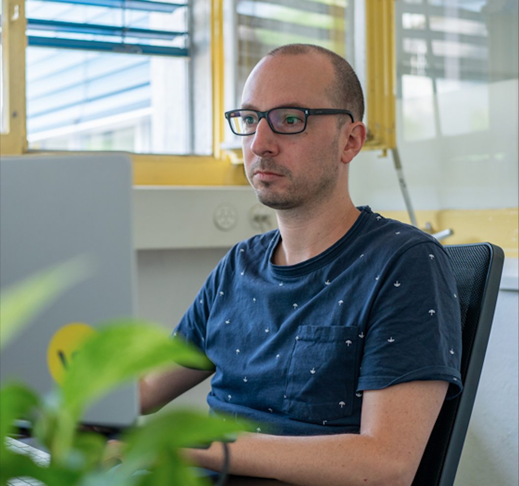 Christian Fries konzentriert am Arbeiten